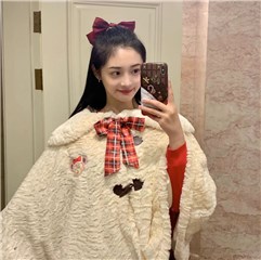 周洁琼携宠物晒圣诞装：一家人就是要整整齐齐