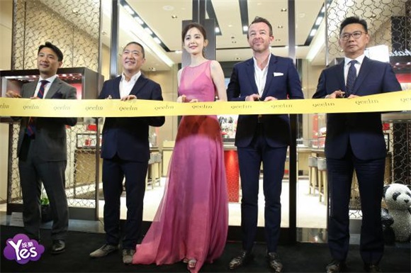 〈Yes 北京现场〉古力娜扎出席品牌活动 粉色及地长裙尽显甜美优雅