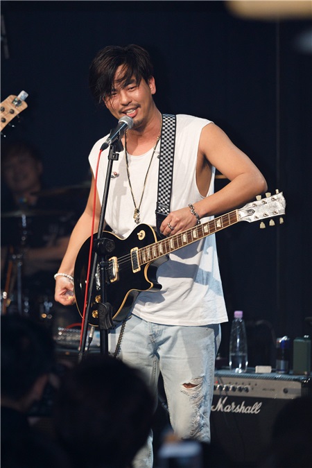 柯有伦「飞FLY」Live演唱会 与林芯仪初次合作默契爆棚