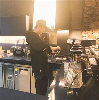 李钟硕开咖啡店煮咖啡 粉丝都想喝