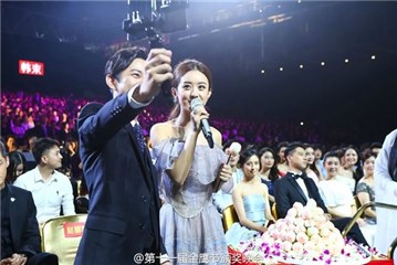 金鹰寿星萌萌哒！赵丽颖举「包子蛋糕」庆生