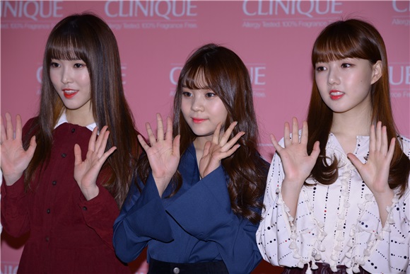 Clinique举办签名会 GFriend集体清纯亮相