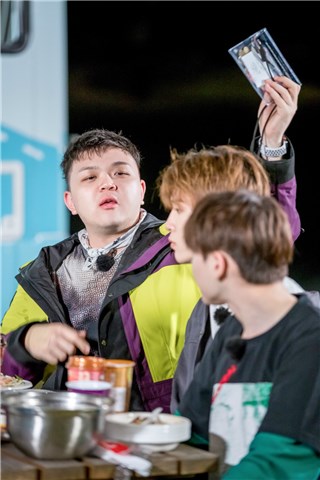 艾福杰尼照顾弟弟