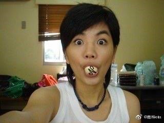 Ella晒鬼马短发旧照     搞怪表情引网友回忆杀