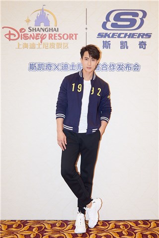 吴尊惊喜现身品牌活动全家同游迪士尼温馨十足