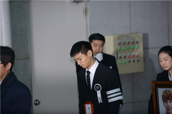 韩国SM娱乐旗下男团SHINee主唱金钟铉葬礼举行