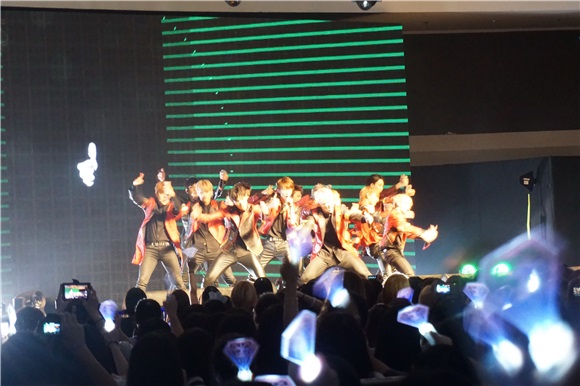 韩国13人男团Seventeen演唱会
