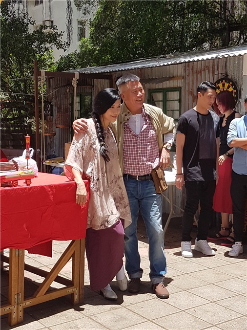万梓良、吴家丽、张继聪、白只等电影《》今晚打丧尸》举行开镜拜神仪式