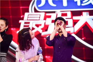 陶子看魏坤琳玩万花筒