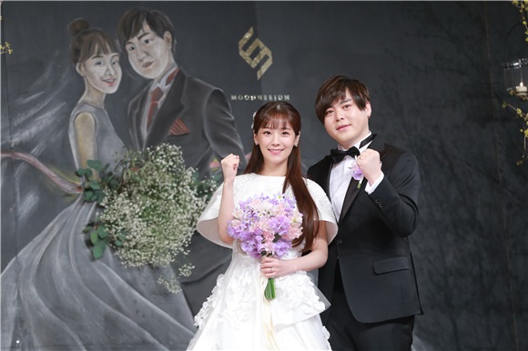 文熙俊、昭燏举行婚礼亮相媒体见面会