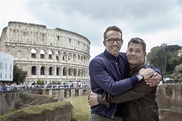 莱恩雷诺斯与乔许布洛林现身罗马