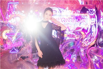 吕佳容曝情人节梦幻斑斓大片 蕾丝羽毛诠释黑系浪漫