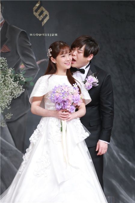 文熙俊、昭燏举行婚礼亮相媒体见面会