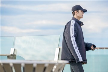 朱正廷少年感侧颜