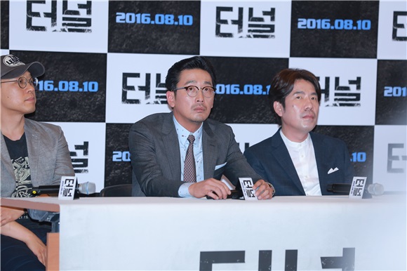 河正宇吴达洙亮相《Tunnel》媒体首映 演技派拼气场
