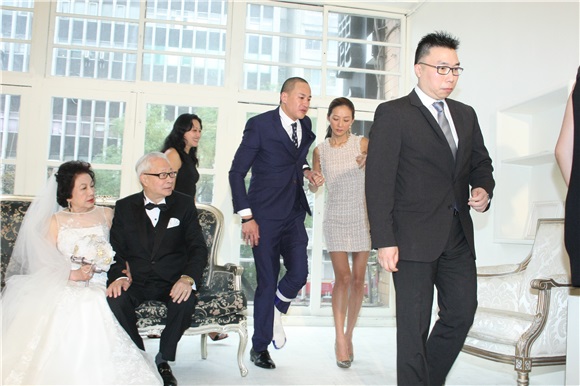何润东与老婆和爸妈一起拍摄结婚周年纪念照