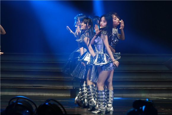 鞠婧祎SNH48第三届总决选摘得桂冠 王冠、披风加身尊贵公主甜美迷人