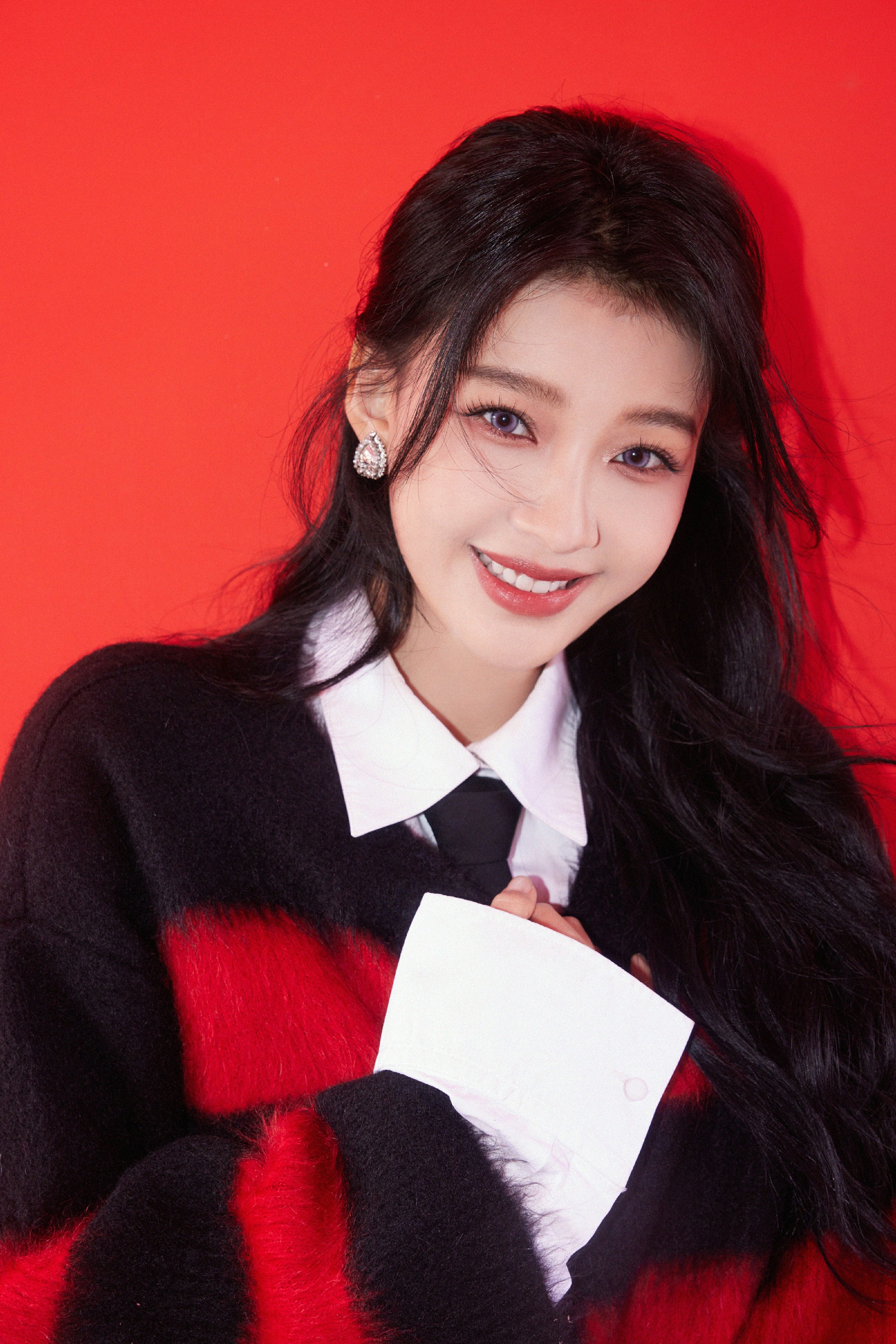 孙怡初春造型曝光！毛衣搭配马丁靴少女感十足
