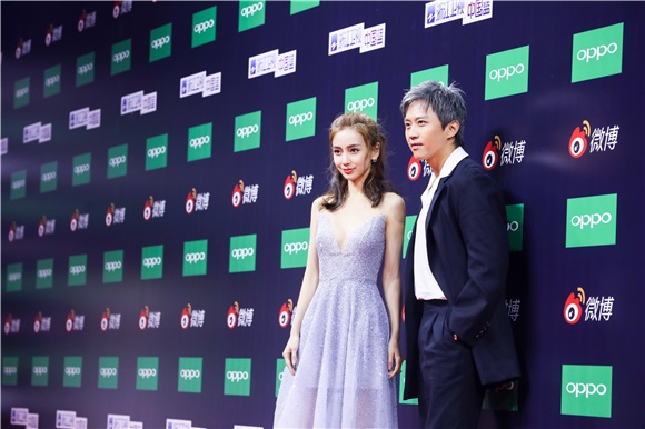 Angelababy深V礼裙仙气亮相 获年度热搜艺人奖展超高人气