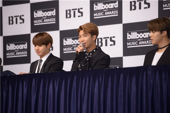 BTS Billboard获奖纪念记者会 Jin世界级帅脸获认证