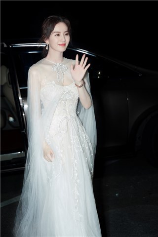 刘诗诗亮相芭莎明星慈善夜 身体力行助力公益事业