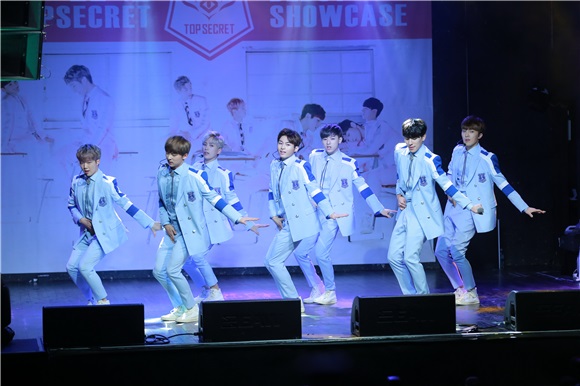 一级秘密办新辑showcase 热力演唱新曲