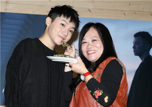 11月13日台北讯 苏一晋<雕像>发片妈妈站台