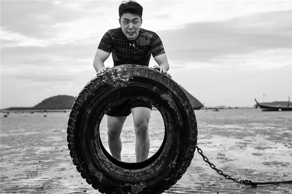 杜海涛《香蕉超人》:幽默之余,为自己「正名」