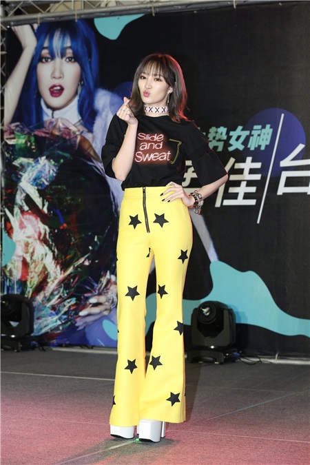 孟佳出席媒体见面会