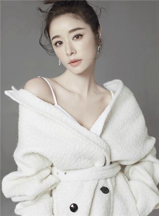 准妈妈天鹅颈美翻！林心如深V秀美背 脸挂甜笑气色好