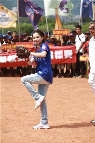 〈Yes台北现场〉徐若瑄出席原民少棒开球赛 甜笑如十九岁少女