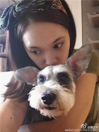 杨丞琳素颜出镜被赞少女 与爱犬玩亲亲遭调侃