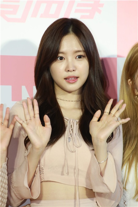 韩国女团APINK出席独家MTV进棚记者会