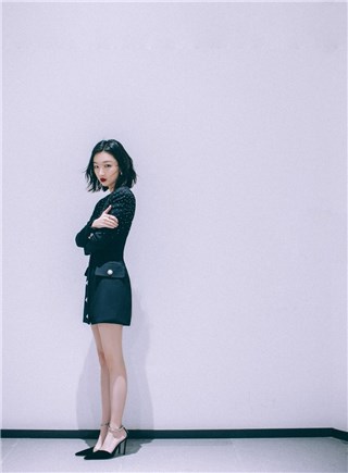 影后周冬雨西装裙酷飒有型  发丝凌乱露纤细美腿