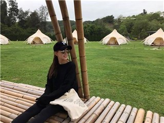 昆凌挺孕肚去度假 看不出是六月将生产的妈妈