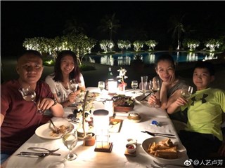 卢芳晒全家福为胡军庆生 九儿个头快赶上爸爸大长腿抢镜