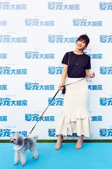 陈燃时尚亮相《爱宠大型主机密》 牵宠物走红毯时尚有爱