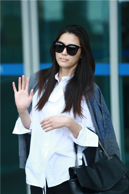 〈Yes 首尔现场〉全智贤休闲亮相机场 黑超素颜女神依旧