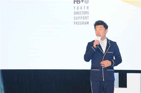 黄渤发起「HB+U」计划助力新导演 周迅贴心助阵素色连体裙优雅不抢镜