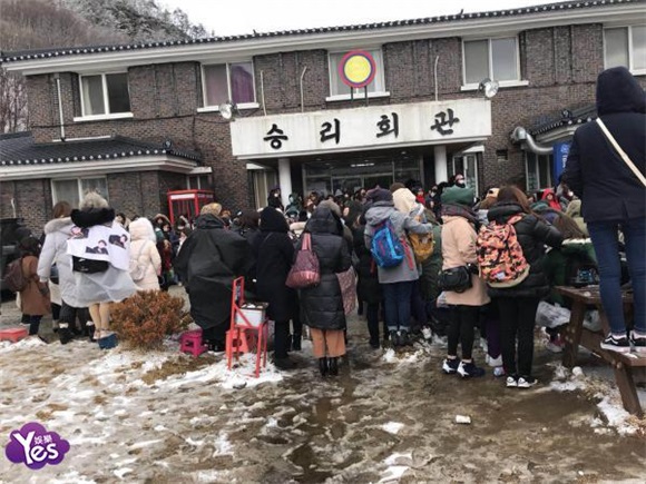 〈Yes 首尔现场〉郑容和今日非公开低调入伍 粉丝不顾寒冷齐聚现场