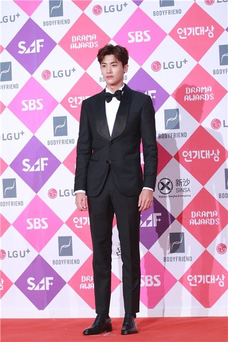 2016sbs演技大赏举行 朴信惠、李准基、IU、李敏镐等出席红毯
