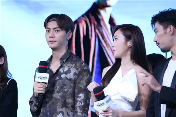 《疯狂小事》七夕浪漫首映 陈伟霆自嘲「单身狗」花式送暖Jessica