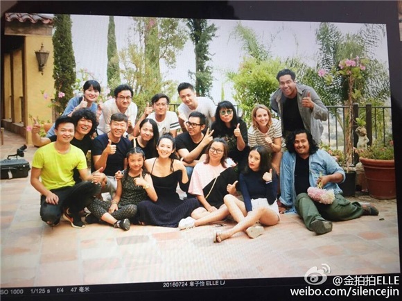 章子怡黑色小礼服席地而坐 升级人母低调复工获赞