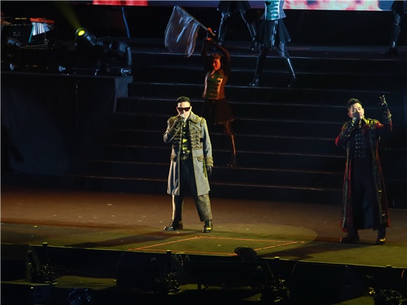 《男人帮演巡回唱会》澳门开锣 黄家强出场前忘拿话筒成笑柄1