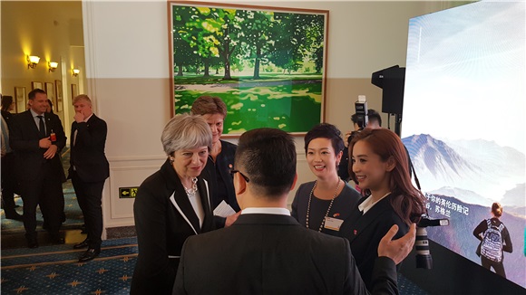 Angelababy任英国友好大使会见英国首相 推进传播中英文化