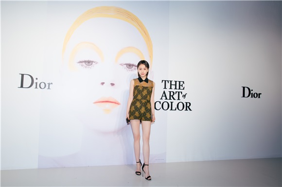 王子文出席时尚品牌艺术展 新发型清新自然少女感十足
