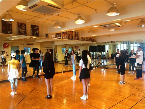 SING女团海选征程继续 与谭咏麟同台开唱ing