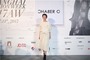 蔡淳佳亮相上海时装周 奢华造型令人大饱眼福