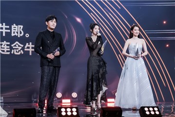 秦昊、赵丽颖、张小斐在台上
