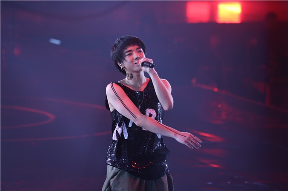 华晨宇「火星」演唱会完美收官 方大同助阵嗨唱深圳湾